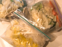 お味噌汁の具に最適!野菜を切る「ついで」冷凍で食品ロスを減らしちゃおう