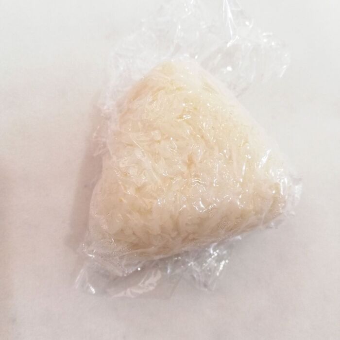 ①ベースのおにぎりを作ります。