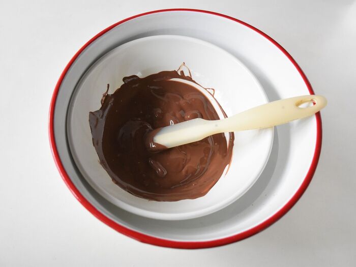 板チョコを湯煎で溶かします。