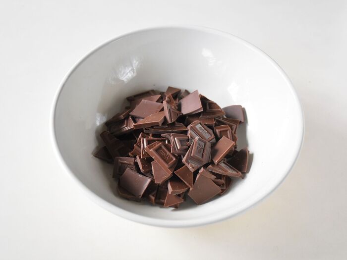 板チョコを細かく割ります。