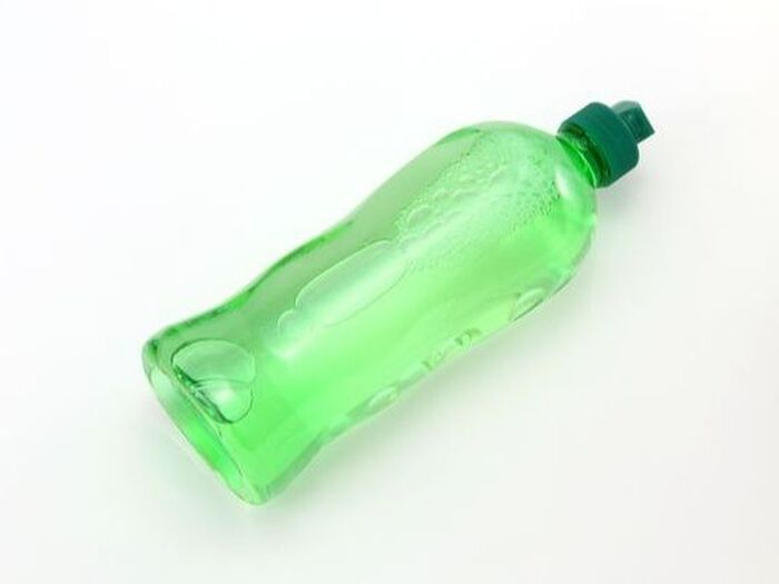 軽度の油のシミは食器用洗剤で落とす