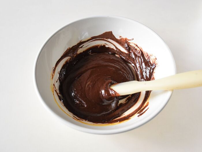 溶かしたチョコに卵黄を加えます。