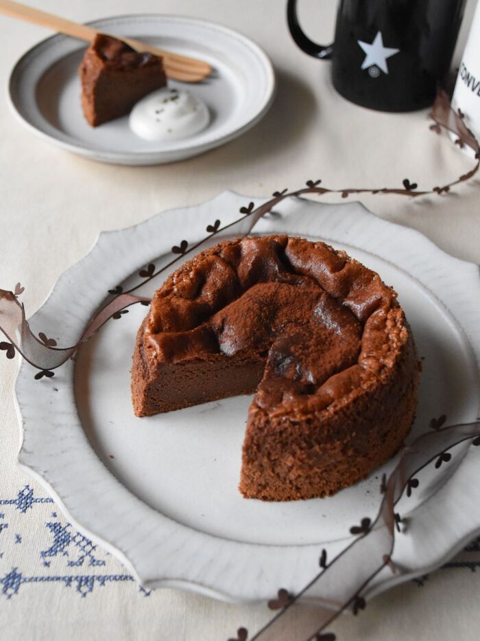 材料たった2つで本格的!しっとり濃厚ガトーショコラ♡