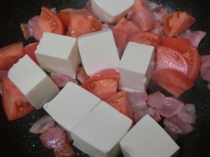 2.トマトと豆腐を入れて炒め合わせる