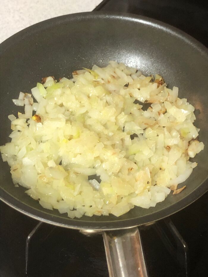 玉ねぎとニンニクをソテーする。