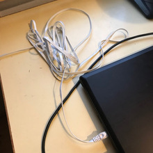 長〜くて邪魔なコードをお金をかけずに収納