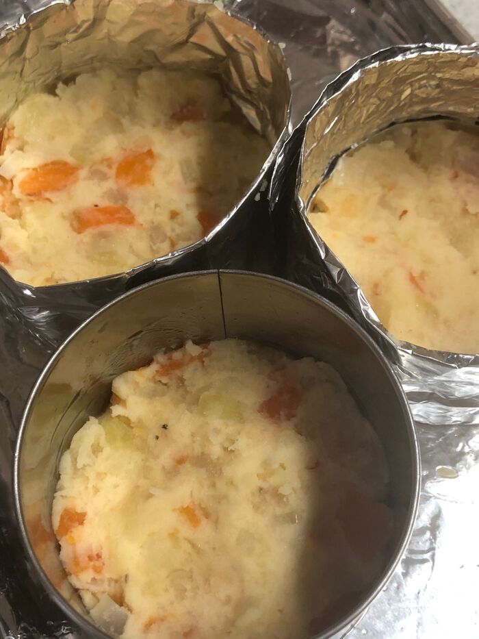 ポテトサラダをセルクルに詰める。