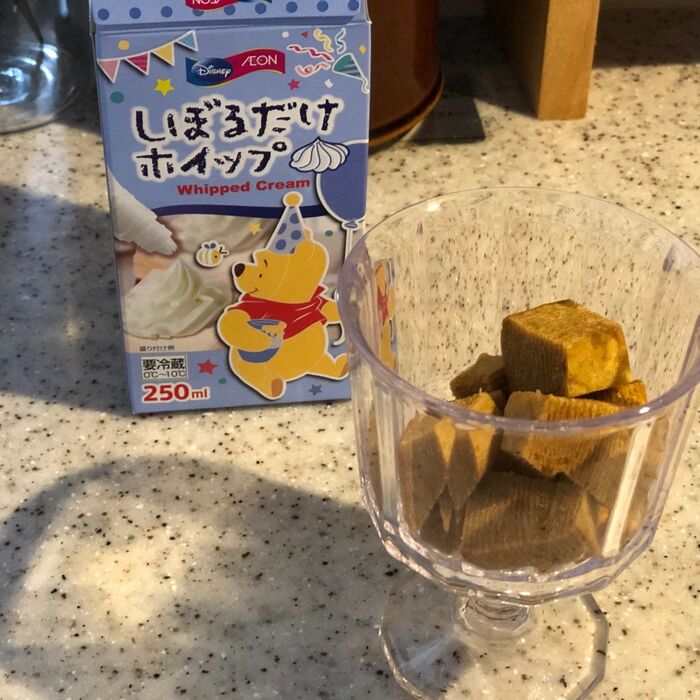 バウムクーヘンを器の底に敷きます。