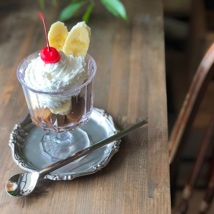 クリームをかけて、果物で飾り付けをすれば完成です!