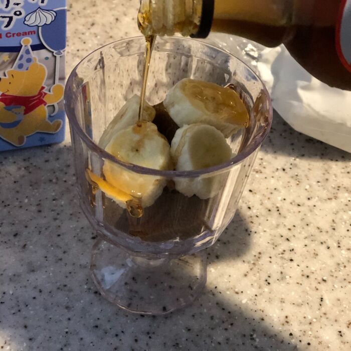 お好みで好きな果物とシロップをかけます。
