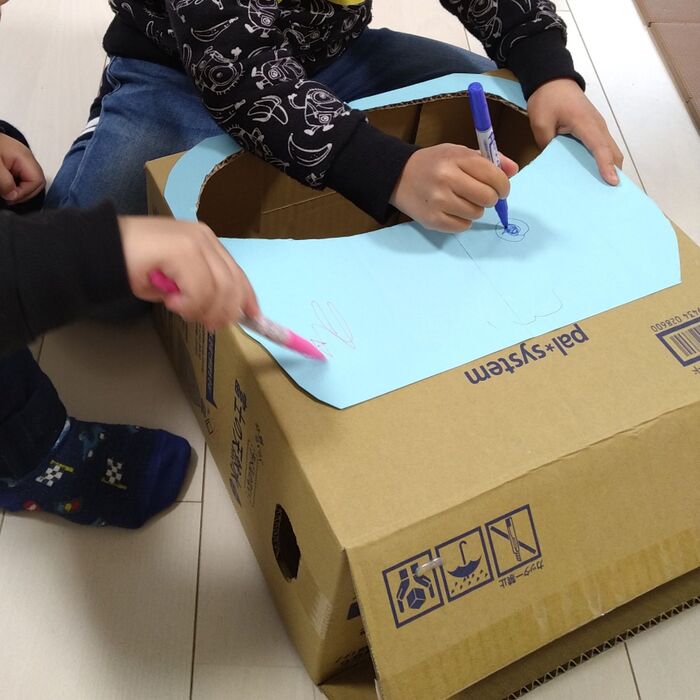 ② 鬼の口部分をカッターナイフで切り取ります。