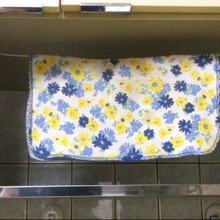 突っ張り棒で行き場のない濡れたふきん掛け