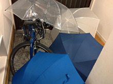 つっぱり棒1本で雨の日の傘問題を解決