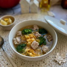 豚の小間切れ肉でなんちゃって肉団子の白菜スープ