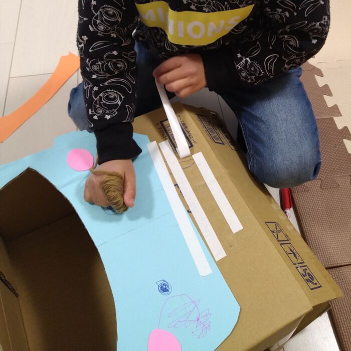 ③ 鬼のおでこ部分に両面テープを貼る。