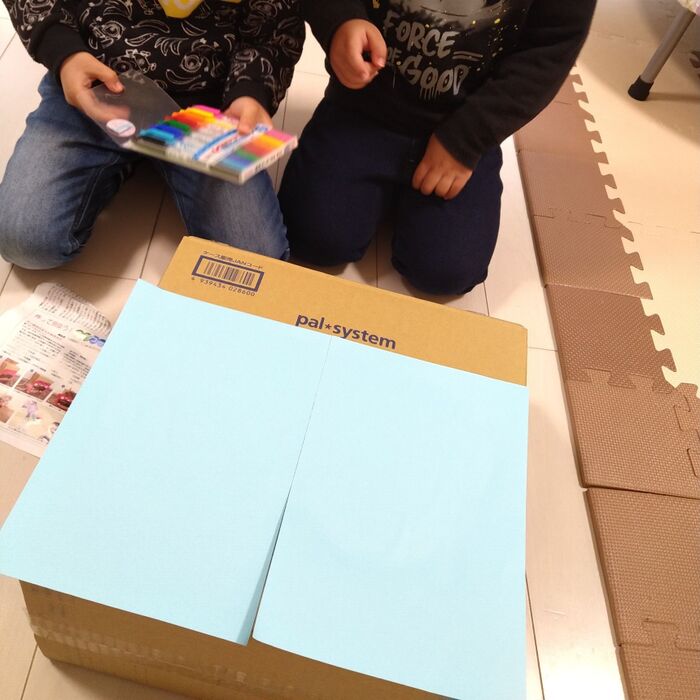 ① 好きな色画用紙を、ダンボール箱に貼ります。