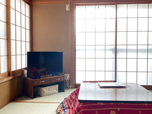 我が家のTVボードは古い文机