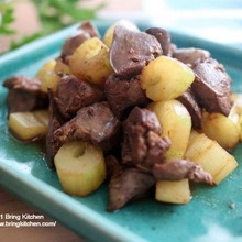 お箸とお酒が止まらない♡鶏レバーとセロリのバター醤油炒め