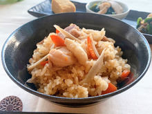 【麺つゆバターがたまらない~】鶏ごぼうの炊き込みご飯♪