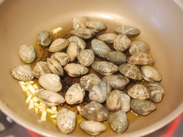あさりの下準備のあと、鍋で酒蒸しにします