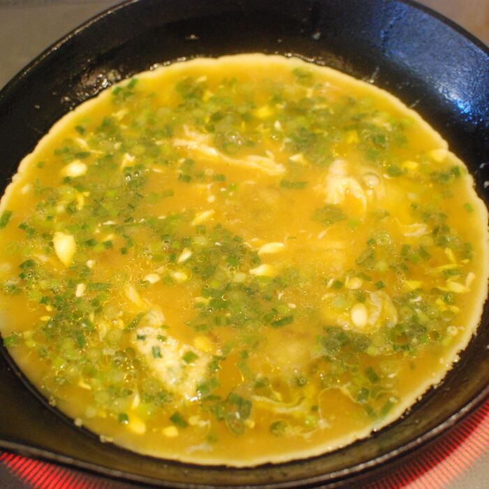 フライパン溶き卵を入れます