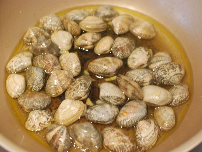 料理酒を加えて、酒蒸しにします