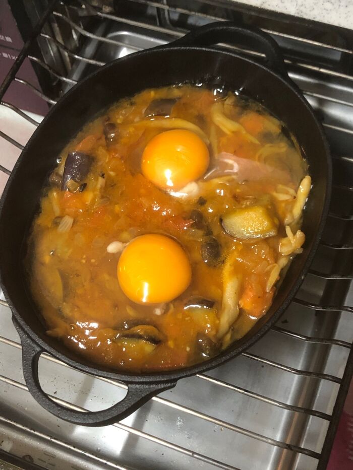 卵を落として火を通す。