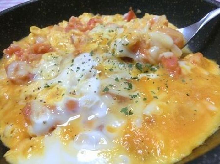 とろりコクうまのオムレツ風☆ 炒めトマトのチーズたまごとじ