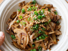 豚と根菜の甘辛生姜炒め。【ご飯がススム!旬の根菜たっぷりの炒めもの】