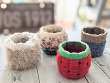 紙カップで編んだ毛糸の小物入れ