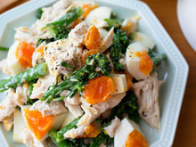 チキンとブロッコリーのデリ風サラダ。【卵たっぷり♪やわらか茹で鶏の作り方も!】