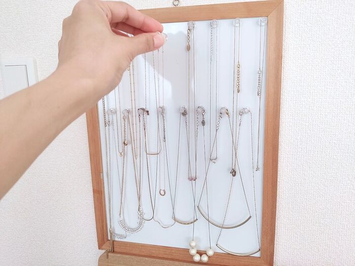 マグネットのピンにネックレスを掛けます!