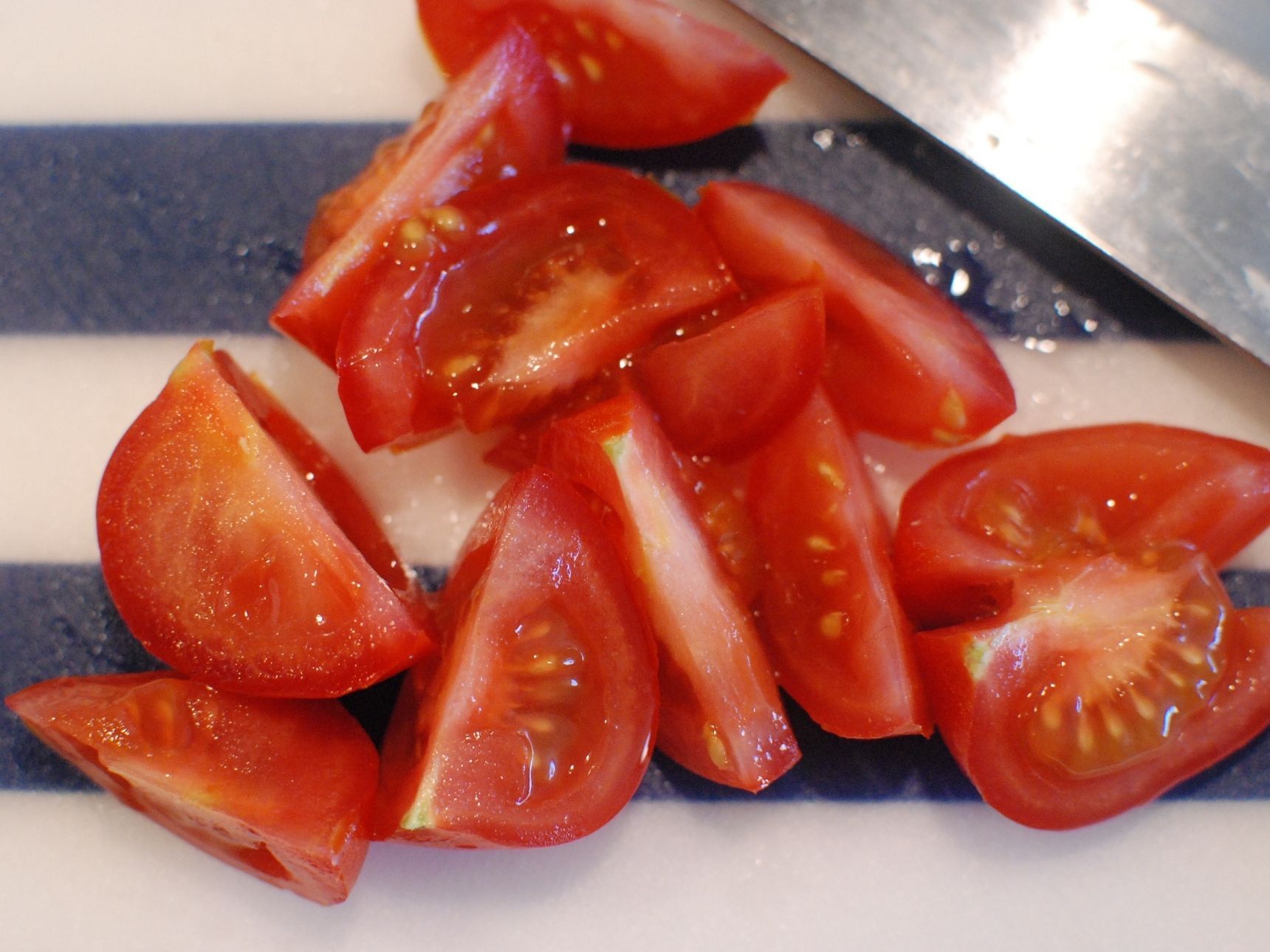 トマトを切ります