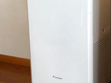 空気清浄機、キャスターつけて掃除しやすく!
