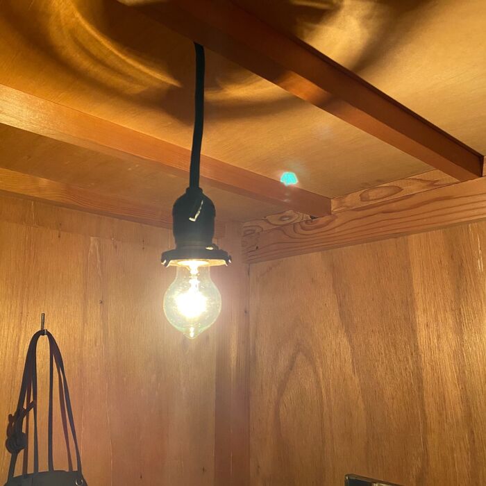 押し入れに裸電球が灯りました
