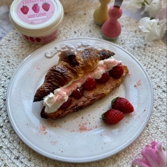 KALDIの春を呼ぶいちごホイップクリームでクロワッサンタルティーヌ