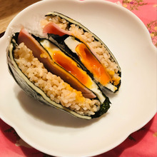 お腹が空いたらいつでも食べれる玄米サンドおにぎり