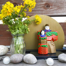 庭に飾るお雛様、屏風は木のうちわをリメイク