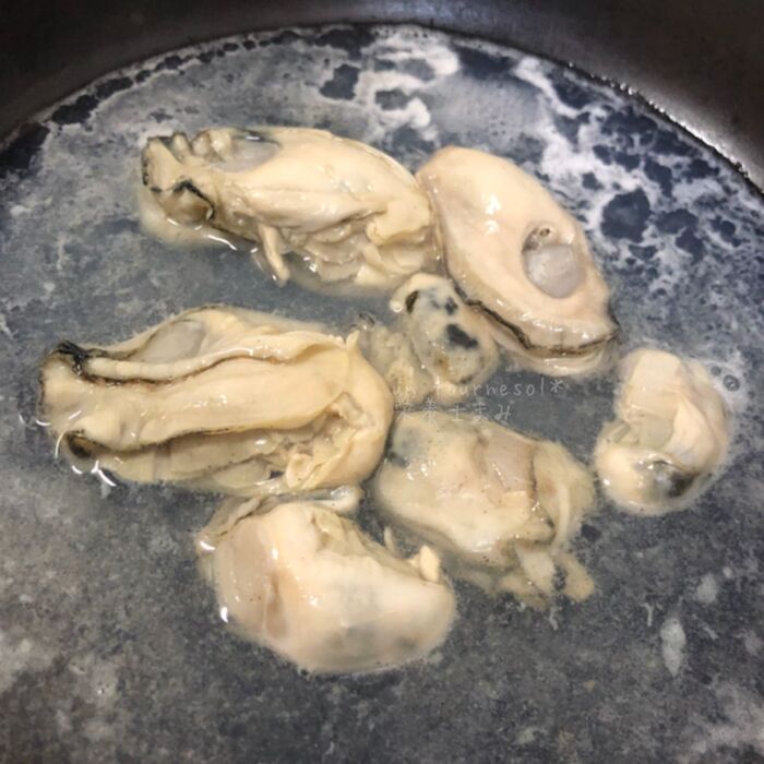 ④牡蠣を蒸し焼きに