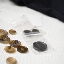 洋服の予備ボタンは、ためずに付ける