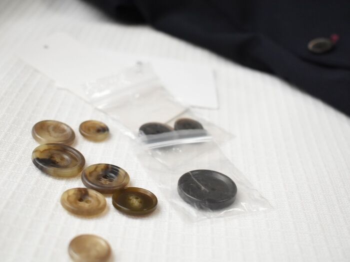 洋服の予備ボタンは、ためずに付ける