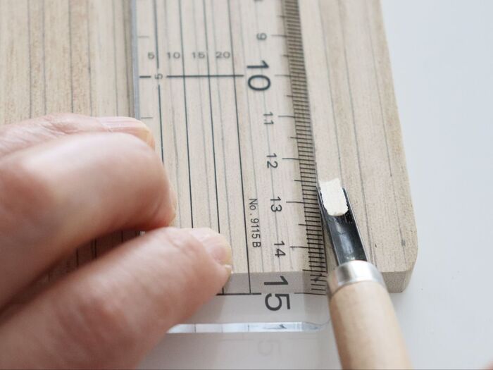 久しぶりの彫刻刀で工作時間を楽しむ