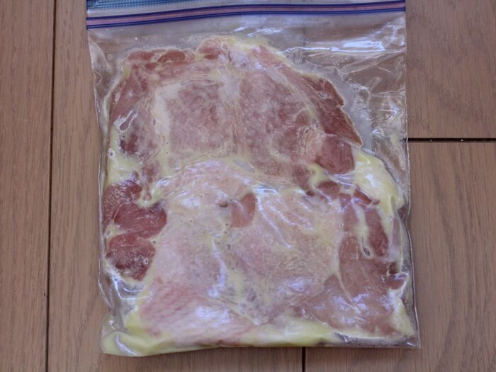 下味冷凍をする。