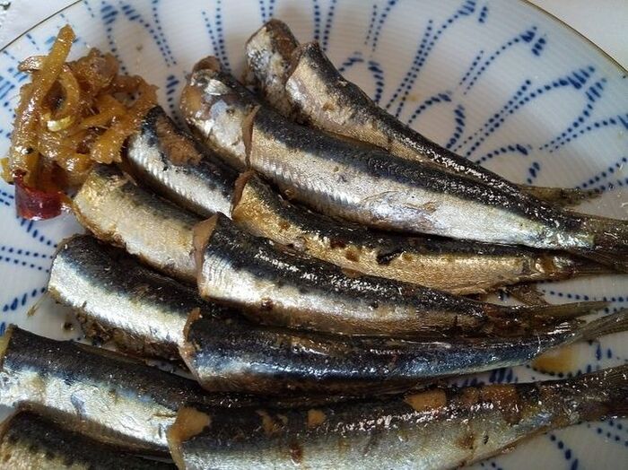 自家製ジュースで小イワシを煮る