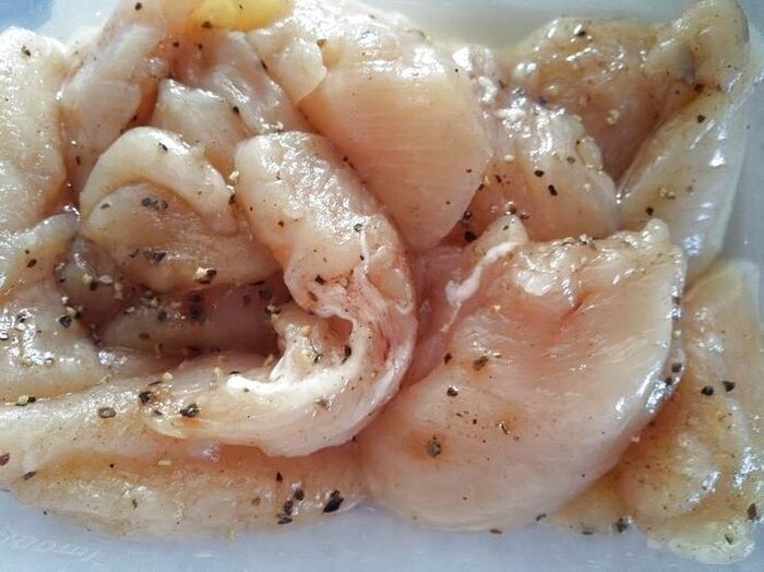 ささみに下味をつける。