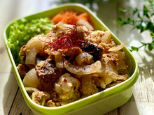 【10分で完成!】のっけ弁当の具 鯖味噌缶と玉ねぎの卵とじ丼