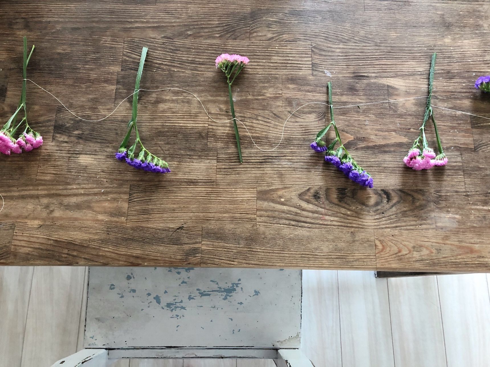 花をひとつひとつにカットして、糸で結ぶ。