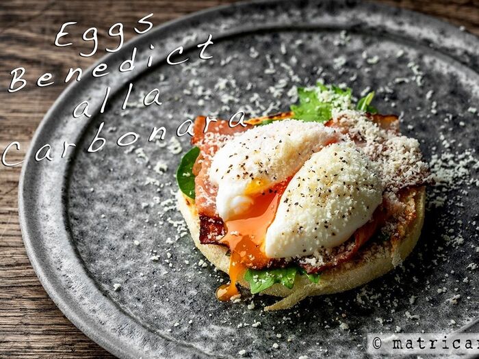 カルボナーラ仕立てのエッグベネディクト!朝パン派のためのマフィン活用術