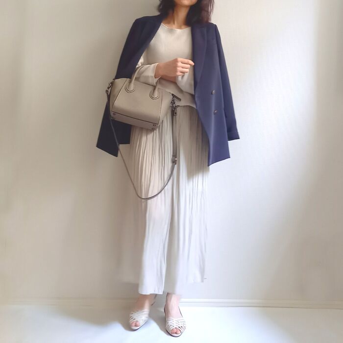 ②ジャケットを羽織ってオフィスコーデ