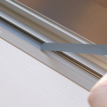 ダイソーの防カビマステで窓の予防掃除を